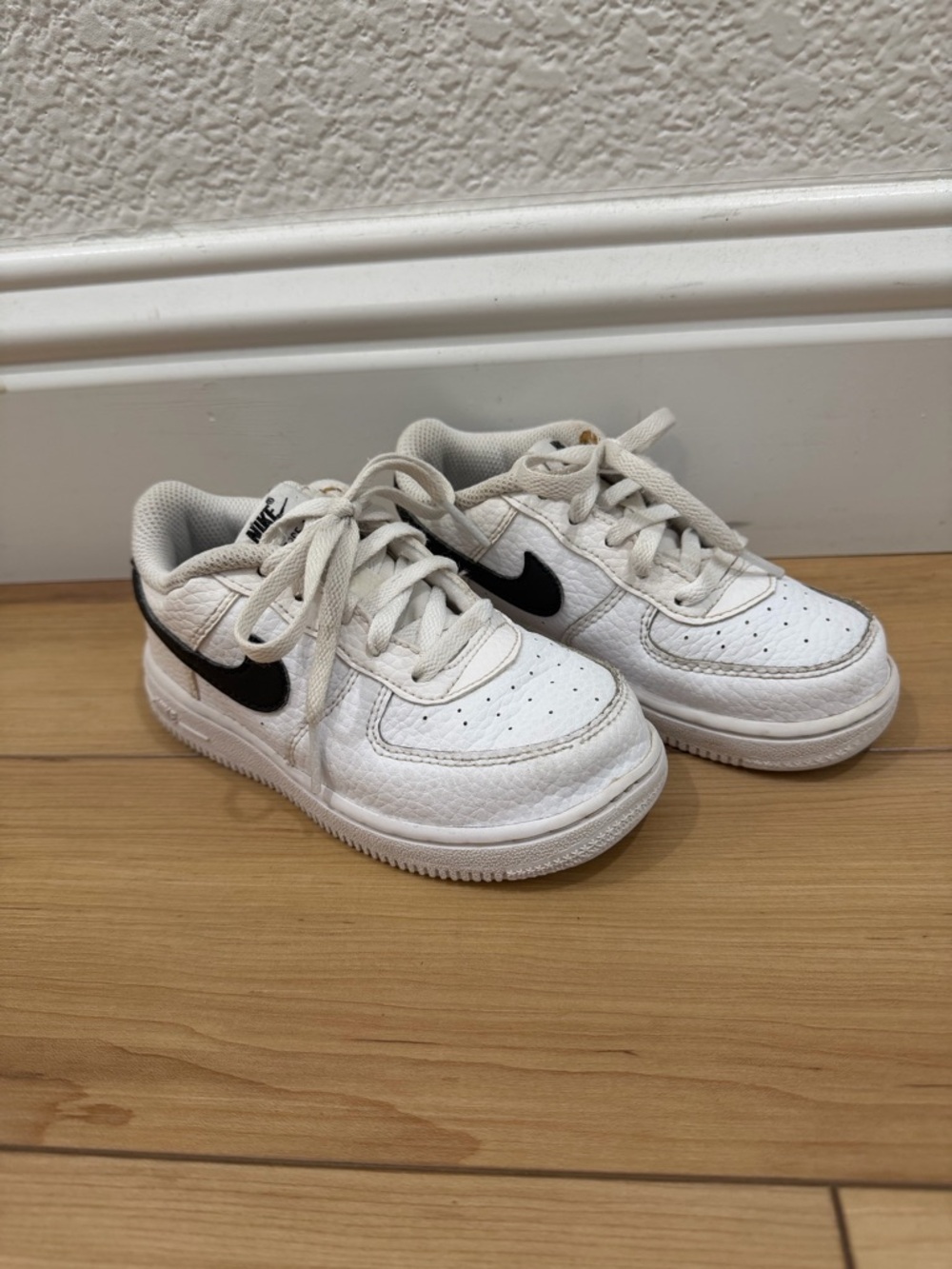Nike Air Force 1 White Kids Low-Top Sneakers with Black Swoosh 9C